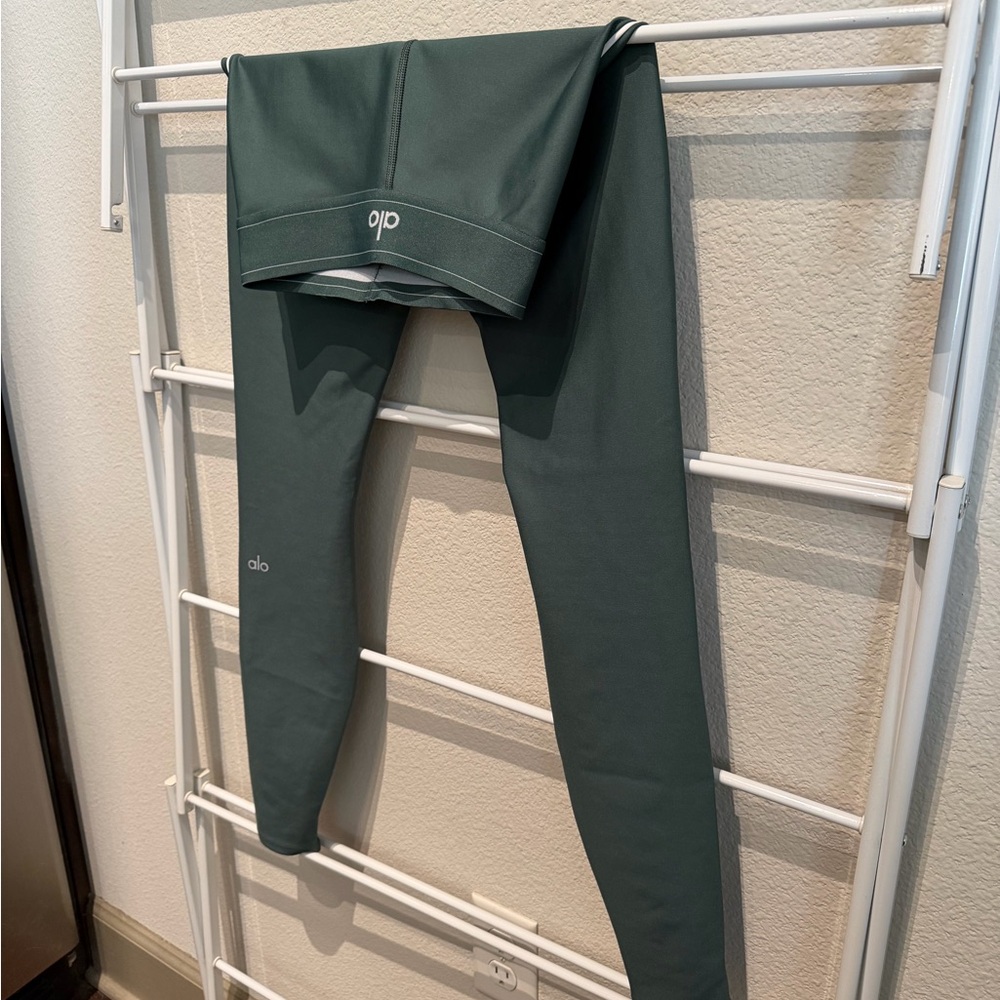 ALO Yoga Clover Green/White Leggings - Picture 3 of 6